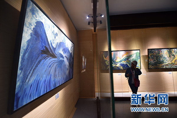 观众正在参观画展