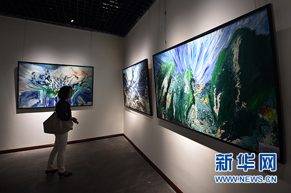 8月22日，在宁夏博物馆，观众正在参观画展。新华社记者 李然 摄
